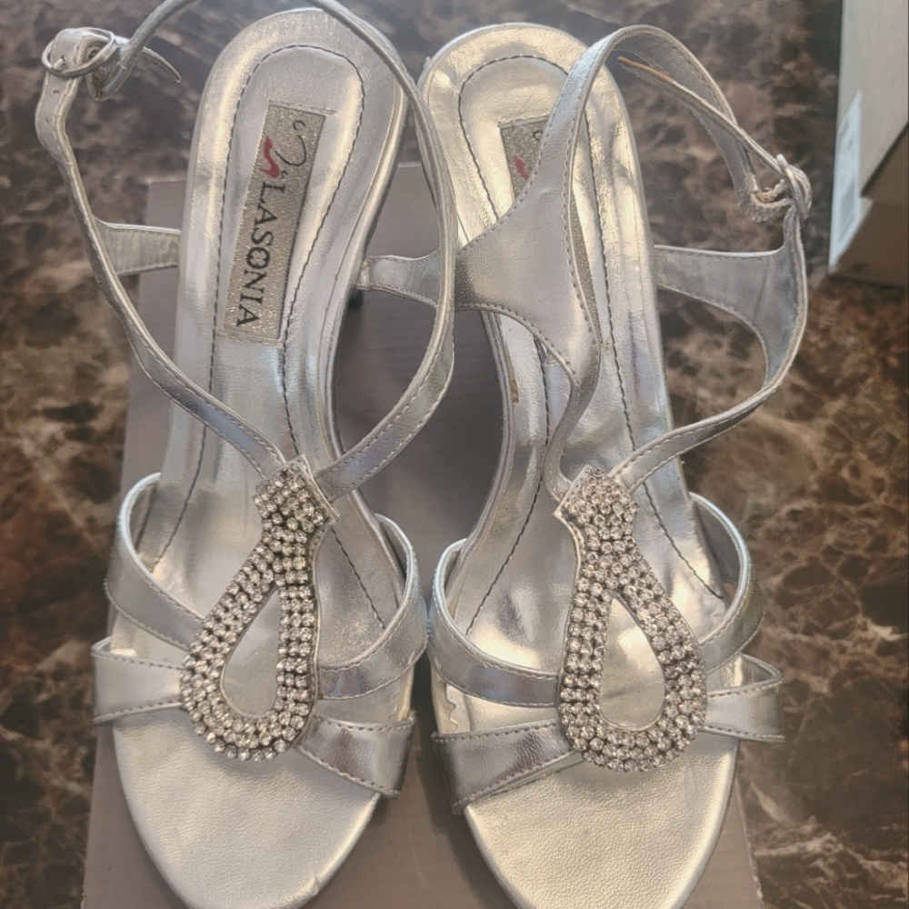 Lasonia silver 3" heels, size 7.5